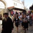 Achter hun voorlieden trekken talrijke religieuze groepen door oud-Jeruzalem