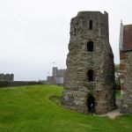 Dover. De Romeinse vuurtoren op de rotsklif van Dover Castle (stuk ervan te zien op de achtergrond).