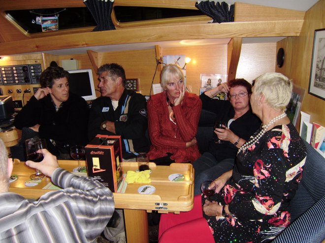 Nazit jaarwisseling aan boord van J&B: vlnr. Marina, Jaap, Ans, Jos en Diana. Linksonder Wiebe