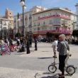 Cadiz, kunstenmakers op Plaza San Antonio met kantoor PSOE