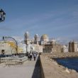 Cádiz, boulevard met El Nuevo Catedral in de verte