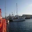 Afgemeerd aan een vissersboot in de haven van Garrucha