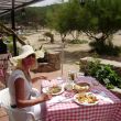 Ibiza. Lunch aan het strandje van Cala Beniràs