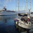 Mahón. Een cruise-schip vaart langs ons heen naar zee