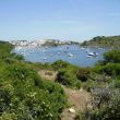 Cala de Addaya vanuit het zuiden, links de haven, rechtsboven de doorgang naar zee