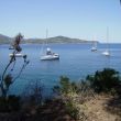 Dulce voor anker bij het strandje van Naregno, Elba