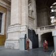 De Zwitserse Garde bij een toegang van het Vaticaan