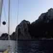 De maan rijst boven de kliffen op onze ankerplek op Capri