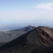 Kraters van de Etna. In de verte Catania en de zee