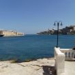 De invaart van Marsamxett Harbour vanaf Msida Point. Links Manoel Island met het oude Lazaretto