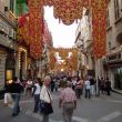 Begin van de Witte Nacht van Valletta. Feestelijke banieren in Republic Street