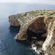 Onder de Blue Grotto, boven in de verte het eenzame Filfla