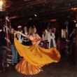 De danseres met oranje sluiers heet Luscious Live en zij steelt de show. Achterin staat Ans