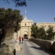 Jaap en Ans voor de stadspoort van Mdina