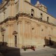 De kathedraal van Mdina. Rechtsonder Jaap in het zonnetje