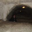 St Pauls Catacombs. Esther luistert naar de audioguide