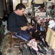Schoenlapper in Gzira, die de losse zool van mijn schoen plakt