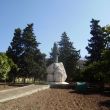 Beeld van een onbekende priester in een parkje onder de stadswal van Valletta