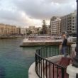 Uitgaanswijk St Julians. In de frisse avondlucht lopen we langs Spinola Bay