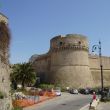 Crotone. Een van de hoektorens van het enorme Castello Aragonese