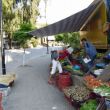 Sarandë, Albanië. Bij een stalletje kopen we fruit, olijven en groente