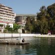 Sarandë, Albanië. Een jongen scharrelt naast ons een maaltje krab bij elkaar