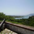 Butrint. Uitzicht over het Vivarit Kanaal naar zee vanaf het Venetiaans kasteel op de acropolis