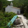 De orthodoxe kapel en de waterput bij One House Bay, Átokos