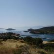 Uitzicht vanaf Trizónia op het haventje, de Golf van Korinthe en de Peloponnesos aan de overkant