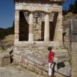 Het schathuis van de stad Athene aan het heilige pad naar de Apollo tempel in Delphi