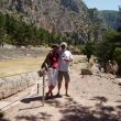 Samen gefotografeerd door Diana bij het antieke stadion boven Delphi