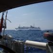 Golf van Petalion. De veerboot naar Evia wijkt netjes voor ons uit