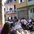 Dansen op een bruiloft in de straatjes van Karsjikaya. In het midden de bruid