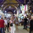 Slenteren door de Grote Bazaar van Istanboel. Rechts Diana, in het midden Ans