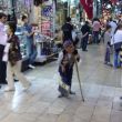 Een curieuze bedelaar in de Grote Bazaar van Istanboel