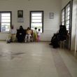 Orthodoxe moslims in het wachtlokaal van de veerpont in Fener