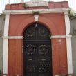 Achter deze gesloten poort zou een oude synagoge moeten zijn