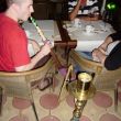 In het restaurant in Bakirköy roken Rommert en Esther een waterpijp