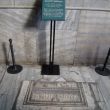 Steen in de oostelijke gaanderij markeert de plek waar Dandolo, doge van Venetië, was begraven