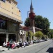 Moslims bidden op het trottoir voor een overvolle moskee