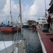 Afgemeerd aan een trawler in de vissershaven van Türkeli Feneri