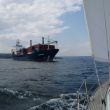Voorbij een van de schepen op de rede van Varna