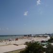 Het grote strand naast de zeehaven (rechts) in Mangalia