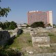 Resten van de oude Griekse kolonie Kallatis. Een van de  mega hotels op de achtergrond