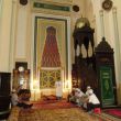 Interieur van de Mahmudiye moskee. De imam geeft koranles
