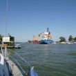 Aan de kade in Sulina. De Eemslift Christiaan uit Werkendam vaart voorbij