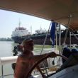 Sulina arm van de Donau. Een tanker loopt ons voorbij
