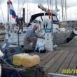 Dieppe. Freek spoelt de zeewas uit op de kade