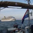 Het afvarende cruiseschip Costa Serena houdt in en wacht keurig tot we voorbij zijn