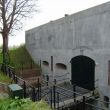 De caponnière bij de Hoge Brug in Gorcum. Linksboven het gedicht van Ida Gerhardt